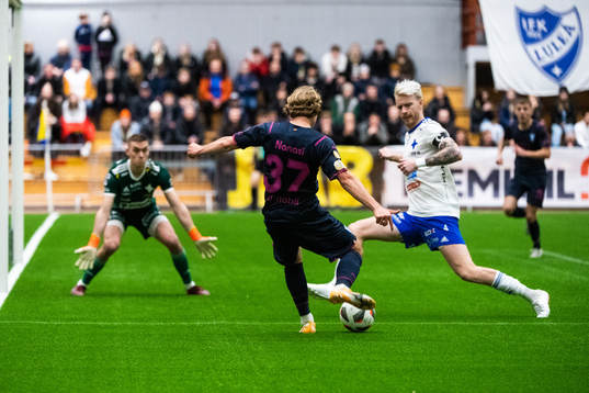 Malmö FFs Sebastian Nanasi och IFK Luleås William Olausson