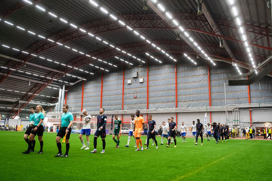 Malmö FFs och IFK Luleås spelare går in på planen
