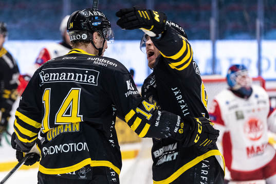 AIKs Oscar Öhman jublar med Zion Nybeck