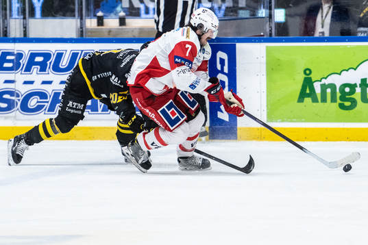 AIKs Erik Flood och Västerviks Joshua Winquist