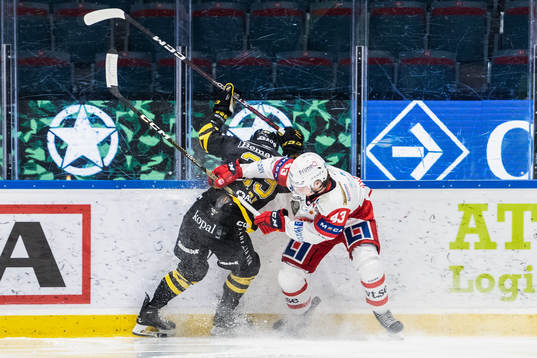 AIKs Christoffer Björk och Västerviks Max Krogdahl