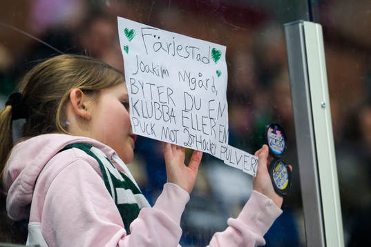 En Färjestads supporter vill byta en puck mot hockeypulver