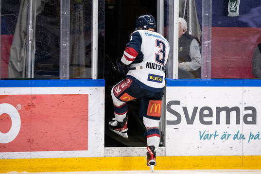 Linköpings Linus Hultström har ont och lämnar isen