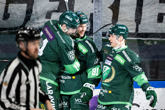 Färjestads Theodor Lennström jublar med Marcus Nilsson