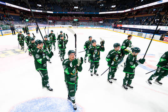 Färjestads spelare jublar och tackar publiken