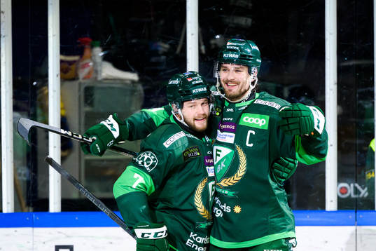 Färjestads Axel Bergkvist och Linus Johansson jublar