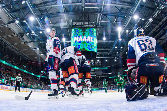 Linköpings Filip Bystedt och målvakt Marcus Högberg