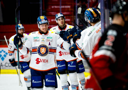 Växjös Joel Persson jublar vid 0-2