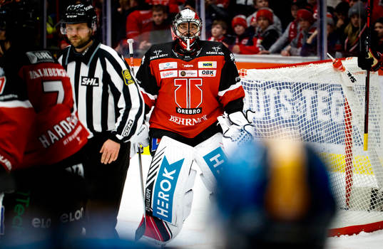 Örebros målvakt Jhonas Enroth deppar vid 2-3