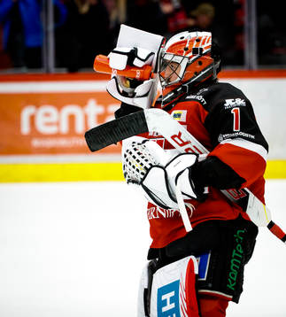 Örebros målvakt Jhonas Enroth deppar vid 2-3