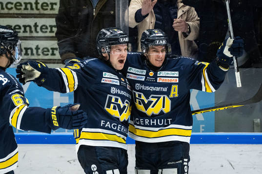 HV71s Kalle Maalahti jublar med lagkamrater
