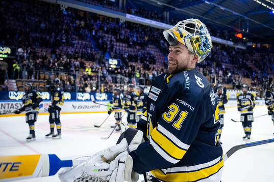 HV71s målvakt Joni Ortio jublar