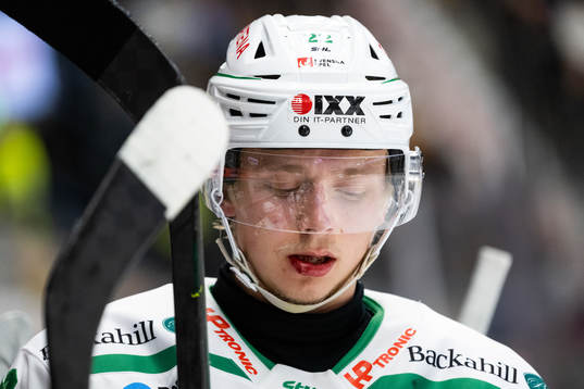 Rögles Samuel Jonsson blöder från läppen