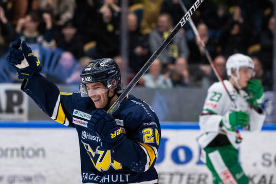 HV71s André Petersson jublar