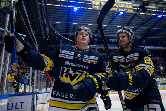 HV71s Victor Sjöholm och Nicholas Shore jublar