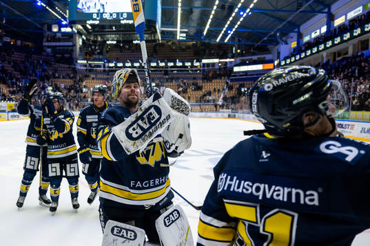 HV71s målvakt Joni Ortio jublar