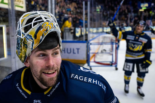 HV71s målvakt Joni Ortio jublar