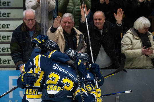 HV71s Kalle Maalahti jublar med lagkamrater