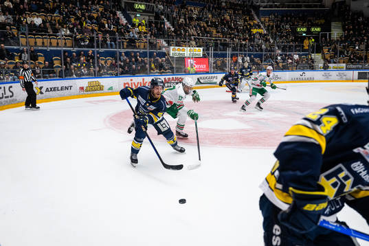 HV71s Mattias Tedenby och Rögles Felix Nilsson