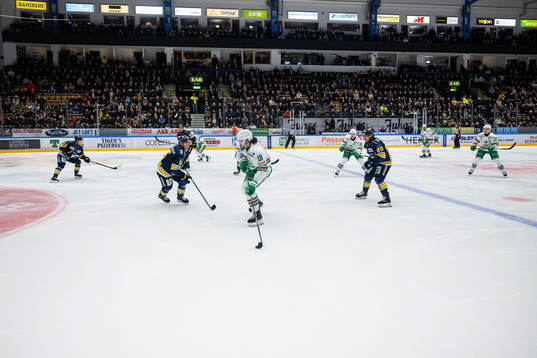 HV71s Victor Sjöholm och Rögles Dennis Everberg