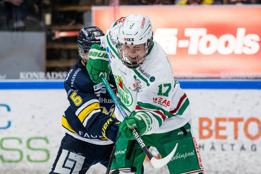 HV71s Victor Sjöholm och Rögles Felix Nilsson