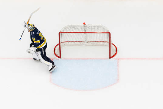 HV71s målvakt Joni Ortio jublar