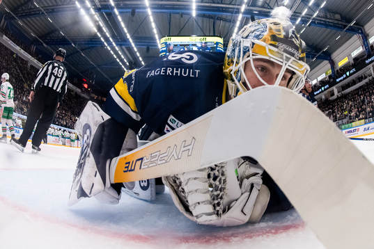 HV71s målvakt Joni Ortio deppar