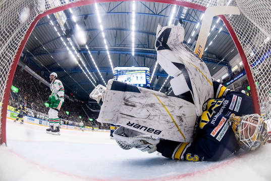 Rögles Dennis Everberg jublar medan HV71s målvakt Joni