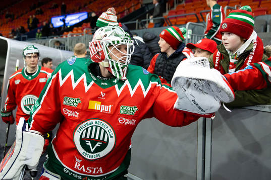 Frölundas målvakt Lars Johansson hälsar på supportrar