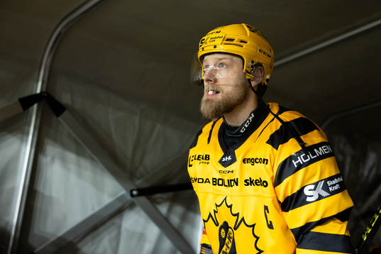 Skellefteås Oscar Möller innan ishockeymatchen i SHL