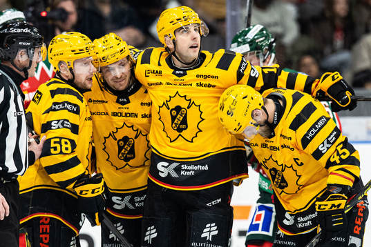 Skellefteås Pär Lindholm jublar med lagkamrater