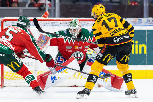 Skellefteås Pär Lindholm skjuter 0-1 bakom Frölundas