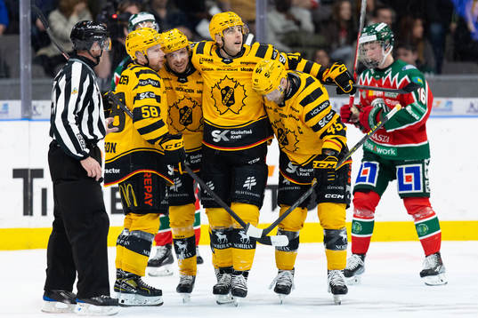 Skellefteås Pär Lindholm jublar med lagkamrater