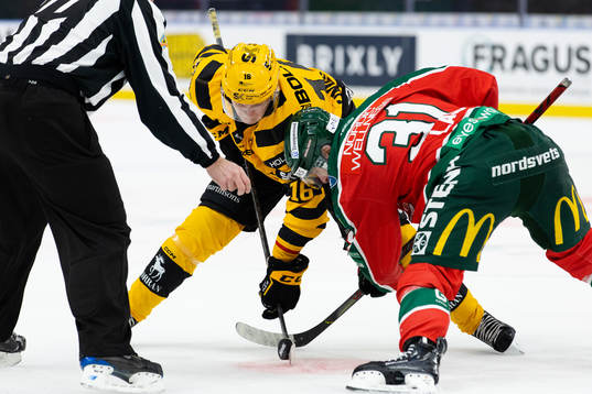 Skellefteås Linus Lindström tekar mot Frölundas Nicklas