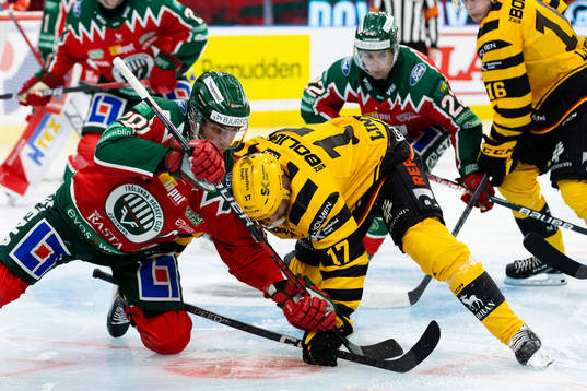 Frölundas Joel Lundqvist tekar mot Skellefteås Pär