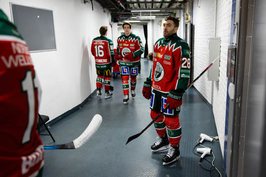 Frölundas Anthony Greco innan ishockeymatchen i SHL mellan