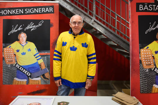 Leif ”Honken” Holmqvist signerar sin nya bok