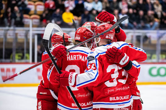 Timrås Sebastian Hartmann jublar med lagkamrater
