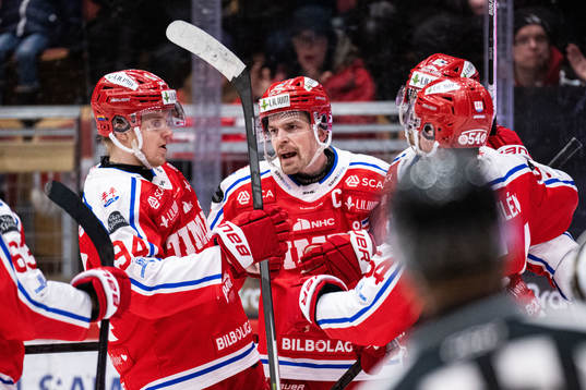Timrås Anton Lander jublar med lagkamrater