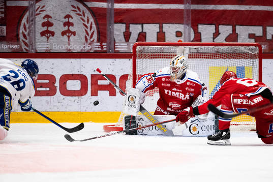 Leksands Justin Glenn Kloos och Timrås målvakt Karolus