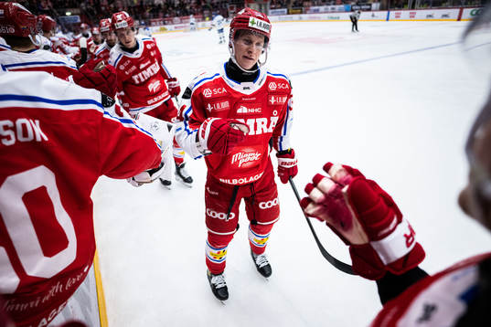 Timrås Olli Palola jublar