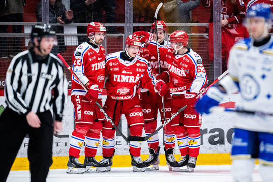 Timrås Olli Palola jublar med lagkamrater