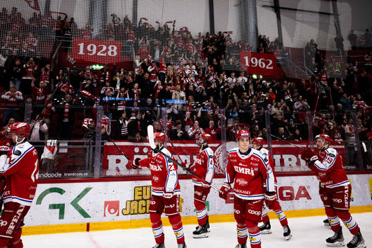 Timråspelarna jublar mot publiken