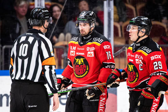 Luleås Niklas Olausson och Erik Gustafsson reagerar på