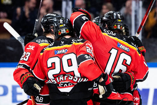 Luleås Niklas Olausson jublar med lagkamrater