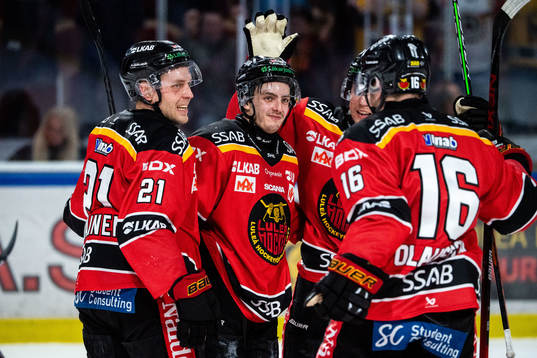 Luleås Isac Brännström jublar med lagkamrater