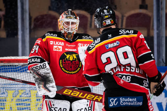 Luleås målvakt Joel Lassinantti jublar med Erik Gustafsson