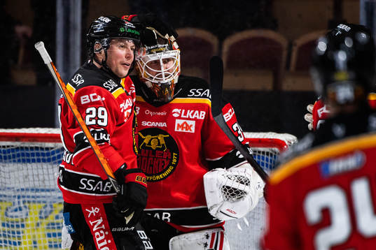 Luleås Erik Gustafsson och målvakt Joel Lassinantti jublar