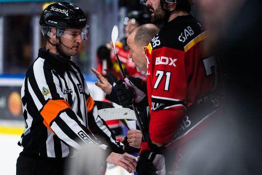 Domare Johan Nordlöf och Luleås tränare Thomas Berglund