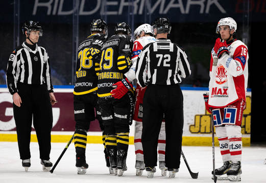 Västerviks Simon Suoranta i samtal med AIKs Daniel